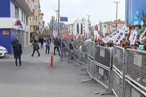 Bakırk&ouml;y'deki 1 Mayıs kutlamasında T&uuml;rk&ccedil;e ve K&uuml;rt&ccedil;e ortak metin okundu