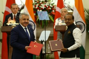 Bakan Arslan Hindistan'da Mutabakat Zaptı'na imza attı