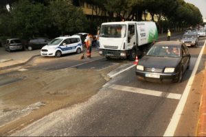 Beton mikserindeki beton yola d&ouml;k&uuml;ld&uuml;, trafik kilitlendi