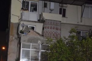Yemek yerken &uuml;st kat balkonu &uuml;zerlerine &ccedil;&ouml;kt&uuml;: 3 yaralı