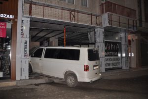 Minib&uuml;s&uuml;yle d&uuml;kkanın camından i&ccedil;eri girdi