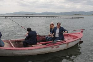 Bursa İznik'te turizmci balık avlıyor
