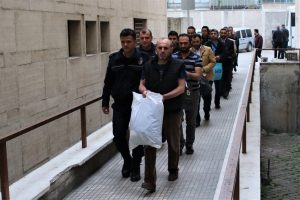 Bursa'da toplantı yaparken g&ouml;zaltına alınan FET&Ouml;'c&uuml;ler adliyeye sevk edildi