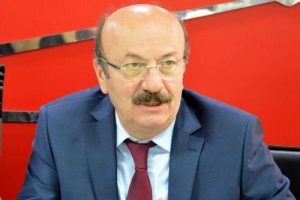 Usta siyaset&ccedil;i yaptığı gaf i&ccedil;in &ouml;z&uuml;r diledi