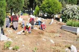 Bursa Karacabey'de mezarlıklara bahar temizliği