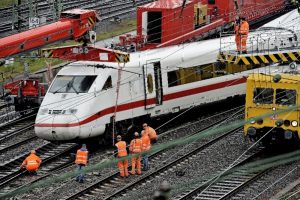 Almanya'da hızlı tren raydan &ccedil;ıktı