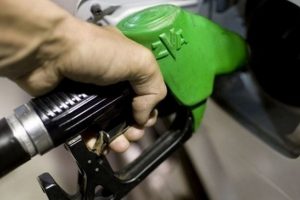 Benzinin litre fiyatında 9 kuruş indirim yapıldı