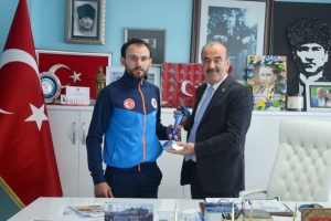 Bursalı Kick Boks&ccedil;udan Başkan T&uuml;rkyılmaz'a teşekk&uuml;r