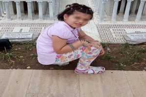 K&uuml;&ccedil;&uuml;k kızın ayağına demir saplandı