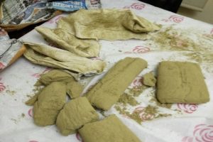 Karı kocanın &ccedil;antasından &ccedil;ıkanlar şoke etti