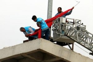 Tel Abyad il&ccedil;esinin karşısına dikilen T&uuml;rk bayrağının yeri değiştirildi