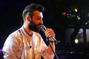 &Uuml;nl&uuml; şarkıcı Emre Kaya hastaneye kaldırıldı
