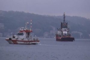 Bir geminin &ccedil;ektiği bar&ccedil; Beykoz a&ccedil;ıklarında battı