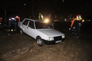 Yolda kalan hastanın yardımına polis yetişti