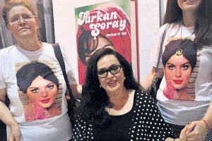 Sekiz saat kitap imzaladı