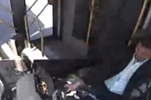 Belediye otob&uuml;s&uuml; ile kamyonet b&ouml;yle &ccedil;arpıştı