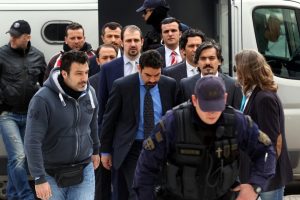 Yunanistan'a ka&ccedil;an darbeci askerler hakim karşısında