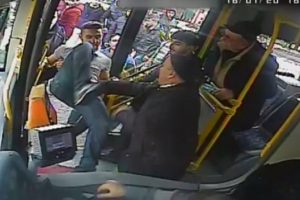 Otob&uuml;s şof&ouml;r&uuml;ne tekmeli saldırı kamerada