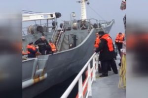 Rus savaş gemisinin m&uuml;rettebatının kurtarılma anı kamerada