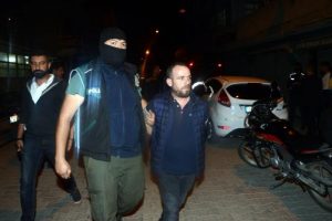 Polise uyuşturucu satınca yakalandı