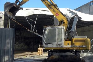 Bursa'da ka&ccedil;ak depo belediye ekiplerince yıkıldı