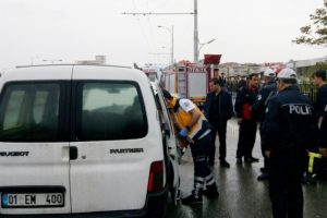 İş&ccedil;i servisi kaza yaptı: 13 yaralı