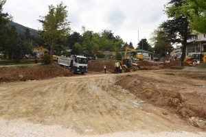 &Ccedil;evrecilerin tepkisine rağmen Bursa Teferr&uuml;&ccedil;'te trafik &ccedil;alışmaları s&uuml;r&uuml;yor