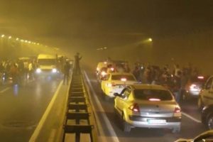 Asker uğurlamasında ateş a&ccedil;an magandalar yakalandı