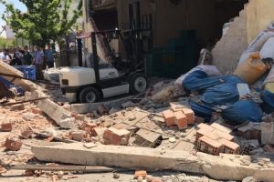 Yıkılan duvarın altında kalan şahıs &ouml;ld&uuml;