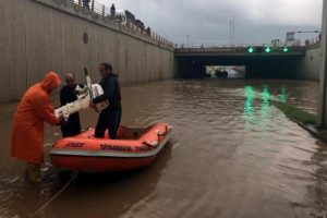 Diyarbakır'da yağmur alt ge&ccedil;idi g&ouml;le &ccedil;evirdi