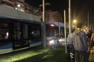 Nikah sarayı &ccedil;ıkışında, otomobil tramvaya &ccedil;arptı