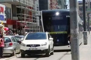 Rayların &uuml;zerine park etti, tramvay seferi durdu
