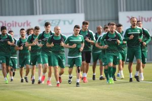 Bursaspor'un yeni teknik direkt&ouml;r&uuml; ilk antrenmana &ccedil;ıktı