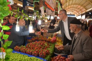 Bursa'nın Karacabey Belediye Başkanı'ndan pazar yeri ziyareti