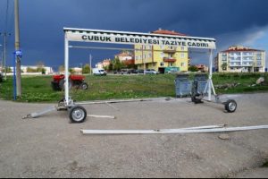 Devrilen trakt&ouml;r&uuml;n altında kalan 4 &ccedil;ocuk babası &ouml;ld&uuml;