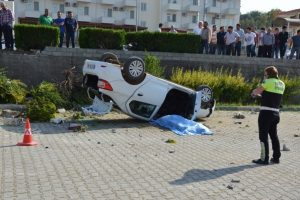Tur minib&uuml;s&uuml;yle otomobil &ccedil;arpıştı: 1 &ouml;l&uuml;, 4 yaralı