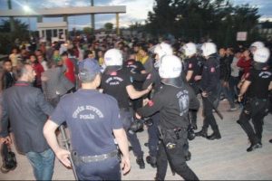 Ma&ccedil; sonrası polise taş atan gruba m&uuml;dahale
