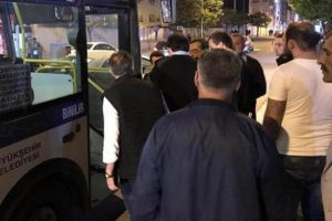Kadın yolcu halk otob&uuml;s&uuml; şof&ouml;r&uuml;n&uuml; bı&ccedil;akladı