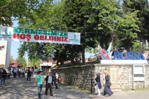 Bursa Somuncu Baba Vakfı kermesi b&uuml;y&uuml;k ilgi g&ouml;r&uuml;yor