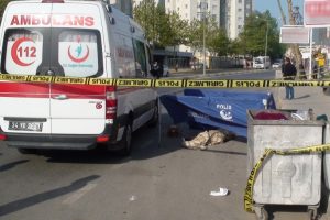 7 aylık karısını sokak ortasında &ouml;ld&uuml;rd&uuml;