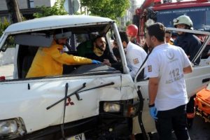 Belediye otob&uuml;s&uuml;ne &ccedil;arpan s&uuml;r&uuml;c&uuml; aracında sıkıştı