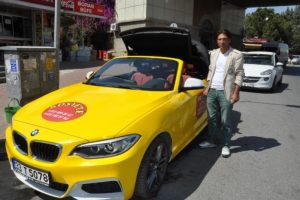 &Uuml;st&uuml; a&ccedil;ık l&uuml;ks otomobili taksi yaptı