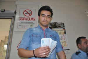 Bursa'da bulduğu parayı polise teslim etti