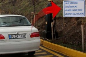 Bu yolda kontağı kapalı otomobiller yokuş yukarı &ccedil;ıkıyor