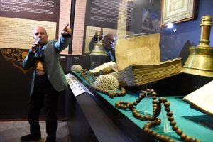 Bursa Ulucami'nin &ccedil;alınan g&uuml;m&uuml;ş kapı tığı Londra'da sergileniyor