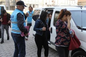 Zorla fuhuş yaptırmaya 2 tutuklama