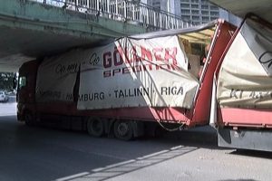 Y&uuml;ksekliği hesaplayamayan tır &uuml;st ge&ccedil;ide &ccedil;arptı