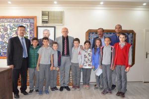 Bursalı &ouml;ğrenciler okulları i&ccedil;in başkanın kapısını &ccedil;aldı