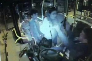 Halk otob&uuml;s&uuml; şof&ouml;r&uuml;n&uuml; bı&ccedil;aklayan kadın: Sen benim kızımı nasıl taciz edersin