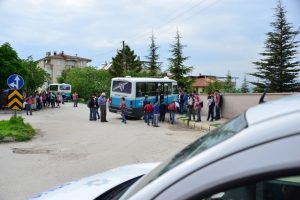 Freni patlayan minib&uuml;s okulun bah&ccedil;e duvarına &ccedil;arptı: 5 yaralı